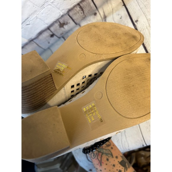 JC Journee Collection Pixie Gray Laser Cut Ankle Booties SZ 7 - Picture 5 of 5